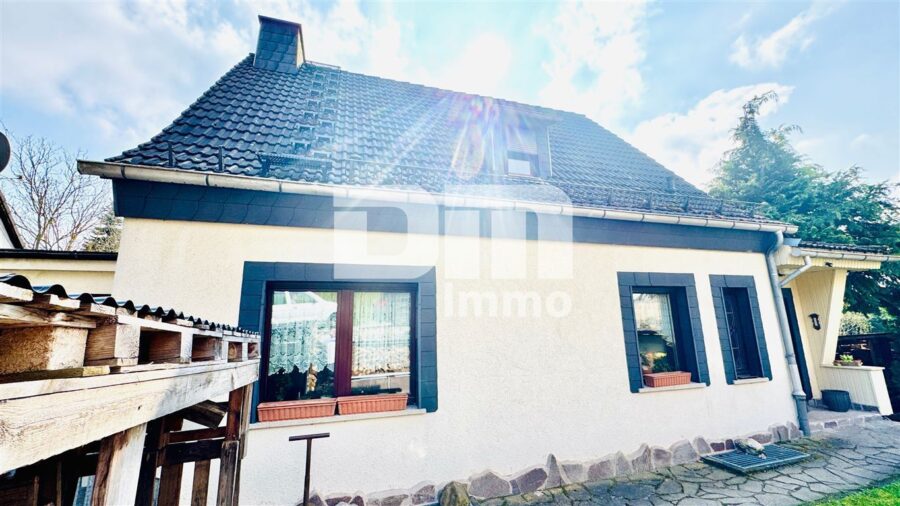 Gepflegtes Raumwunder in idyllischer Lage - Modernisiertes Einfamilienhaus Garagen / Garten - Frontansicht